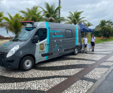 PCPR atende veranistas com van na orla de Matinhos  
