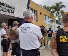 Policiais civis e militares reunidos em frente à Delegacia Cidadã