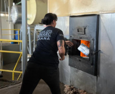 Policial civil jogando tablete de droga no incinerador
