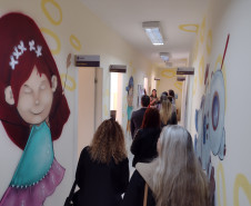 Corredor interno no Nucria com grafites de temática infantil