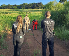 Policiais civis observam local
