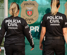 Duas policiais civis entrando em delegacia