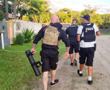 Três policiais civis cumprindo operação