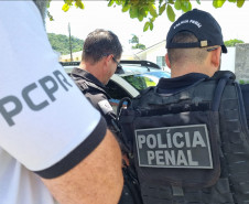 Policiais cumprem mandados contra pessoas com tornozeleira que não poderiam estar no Litoral