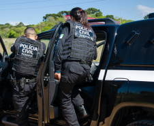 Dois policiais civis em abordagem