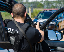 Policial civil apontando arma em abordagem