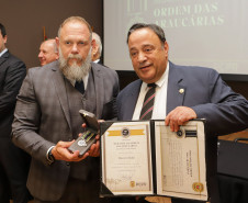 Governador comemora avanços na segurança pública em entrega de homenagens da Polícia Civil