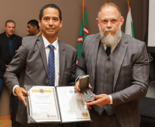 Governador comemora avanços na segurança pública em entrega de homenagens da Polícia Civil