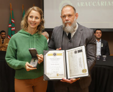 Governador comemora avanços na segurança pública em entrega de homenagens da Polícia Civil