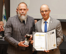 Governador comemora avanços na segurança pública em entrega de homenagens da Polícia Civil
