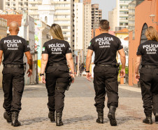 Quatro policiais civis de costas