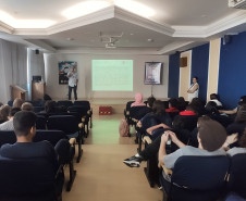 PCPR orienta 580 adolescentes sobre crimes virtuais em colégios de Curitiba