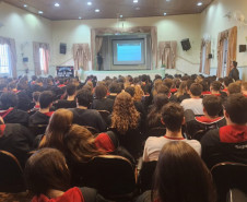 PCPR orienta 450 adolescentes sobre crimes virtuais em Santa Felicidade