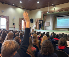 PCPR orienta 450 adolescentes sobre crimes virtuais em Santa Felicidade