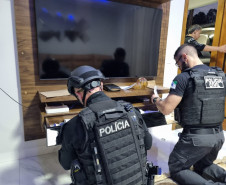 PCPR e MPPR prendem 15 pessoas em operação contra organização criminosa ligada ao tráfico de drogas em diversos estados do Brasil