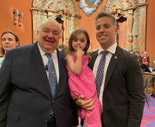 Delegado da PCPR recebe Comenda da Ordem da Luz dos Pinhais