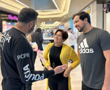 PCPR realiza ação do Outubro Rosa em shopping de Curitiba 