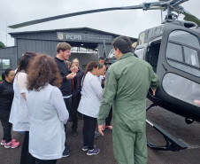    PCPR recebe visita de alunos com deficiência no Grupamento de Operações Aéreas 