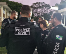 PCPR e PMPR prendem 20 pessoas em operação contra organização criminosa ligada ao tráfico de drogas no Centro de Curitiba  