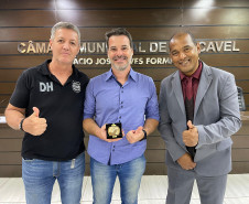 Policial Civil da PCPR recebe medalha de honra ao mérito em Cascavel