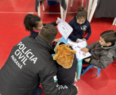 PCPR na Comunidade leva serviços de polícia judiciária para população da Ilha do Mel e Campo Magro