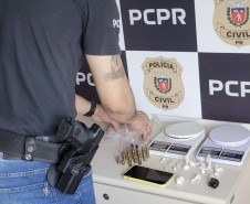 PCPR e PMPR prende homem por tráfico de drogas e posse de munição de uso restrito em Carlópolis 