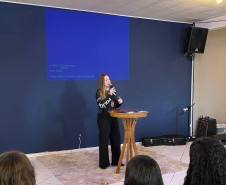 PCPR ministra palestra sobre violência doméstica para 100 alunos em Piraquara   A Polícia Civil do Paraná (PCPR) ministrou uma palestra para 100 alunos sobre atendimento da polícia judiciária nos casos de violência doméstica. A ação aconteceu na Escola Estadual Professor Iedo Nespolo, em Piraquara, na Região Metropolitana de Curitiba, nesta segunda-feira (22).  A palestra faz parte da Operação Mulher Segura que acontece em todo o Estado e contou com apoio da Policia Militar do Paraná (PMPR) e o conselho da 