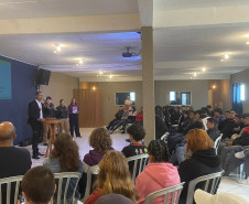 PCPR ministra palestra sobre violência doméstica para 100 alunos em Piraquara   A Polícia Civil do Paraná (PCPR) ministrou uma palestra para 100 alunos sobre atendimento da polícia judiciária nos casos de violência doméstica. A ação aconteceu na Escola Es