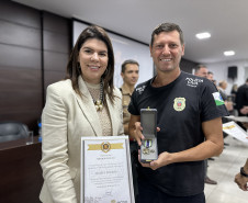 PCPR realiza entrega de medalhas de serviço policial para servidores em Foz do Iguaçu