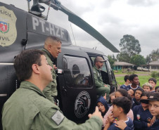 Policiais civis fazem pouso no RS e atendem crianças de Associação de Amparo em Vacaria