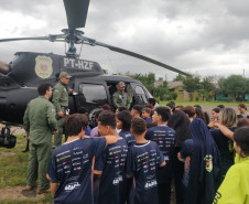 Policiais civis fazem pouso no RS e atendem crianças de Associação de Amparo em Vacaria