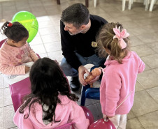 A Polícia Civil do Paraná (PCPR) levou serviços de polícia judiciária e exposição para mais de 250 pessoas durante eventos do PCPR na Comunidade que aconteceram de sexta-feira (31) sábado (1) em Curitiba e Colombo, na Região Metropolitana de Curitiba.