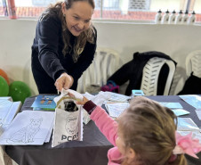 A Polícia Civil do Paraná (PCPR) levou serviços de polícia judiciária e exposição para mais de 250 pessoas durante eventos do PCPR na Comunidade que aconteceram de sexta-feira (31) sábado (1) em Curitiba e Colombo, na Região Metropolitana de Curitiba.