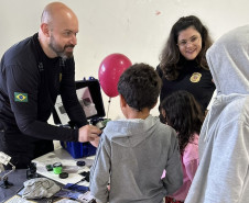 A Polícia Civil do Paraná (PCPR) levou serviços de polícia judiciária e exposição para mais de 250 pessoas durante eventos do PCPR na Comunidade que aconteceram de sexta-feira (31) sábado (1) em Curitiba e Colombo, na Região Metropolitana de Curitiba.