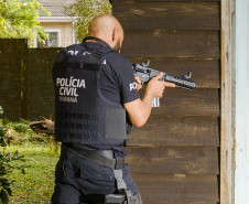 PCPR e PMPR prendem dois homens por posse irregular de arma de fogo em Congonhinhas