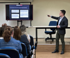 PCPR ministra palestra sobre golpes, crimes virtuais e proteção digital em Curitiba