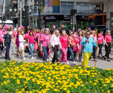 PCPR participa de caminhada e ações da Campanha Outubro Rosa em Curitiba