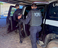PCPR e PMPR prendem dois homens em flagrante por tráfico de drogas em Piraquara 