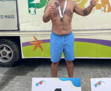 Policial civil vence prova de travessia no mar durante o Verão Maior Paraná