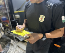 Forças de segurança distribuem pulseiras de identificação durante shows do Verão Maior Paraná