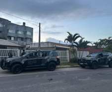 PCPR e PMPR prendem oito pessoas e apreendem drogas em operação contra organização criminosa envolvida no tráfico de drogas no Litoral