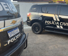 A Polícia Civil do Paraná (PCPR), com o apoio da Polícia Civil de São Paulo (PCSP), prendeu três pessoas suspeitas de serem integrantes de uma organização criminosa especializada em fraudes comerciais em Curitiba. As capturas aconteceram nesta quarta-feira (26), em São José dos Campos, no Estado de São Paulo.