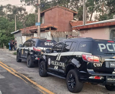 A Polícia Civil do Paraná (PCPR), com o apoio da Polícia Civil de São Paulo (PCSP), prendeu três pessoas suspeitas de serem integrantes de uma organização criminosa especializada em fraudes comerciais em Curitiba. As capturas aconteceram nesta quarta-feira (26), em São José dos Campos, no Estado de São Paulo.