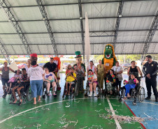  A Polícia Civil de Ibiporã informa que foi instaurado Inquérito Policial para apurar os fatos relacionados à agressão ocorrida na Rua Sândalo, em Ibiporã, onde uma jovem foi vítima de ataque com soda cáustica em pó, sofrendo queimaduras na região dos olhos e da língua.  O crime, que teria sido praticado pelo irmão da vítima, está sendo investigado para esclarecer a motivação, as circunstâncias e o dolo do agressor. A Polícia Civil já iniciou as diligências, incluindo a oitiva de testemunhas, análise de pro