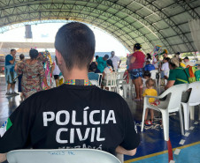  A Polícia Civil de Ibiporã informa que foi instaurado Inquérito Policial para apurar os fatos relacionados à agressão ocorrida na Rua Sândalo, em Ibiporã, onde uma jovem foi vítima de ataque com soda cáustica em pó, sofrendo queimaduras na região dos olhos e da língua.  O crime, que teria sido praticado pelo irmão da vítima, está sendo investigado para esclarecer a motivação, as circunstâncias e o dolo do agressor. A Polícia Civil já iniciou as diligências, incluindo a oitiva de testemunhas, análise de pro