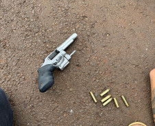 PCPR prende homem em flagrante por tráfico de drogas e porte ilegal de arma de fogo em Bom Sucesso
