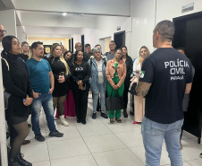 PCPR realiza visita guiada pela Delegacia de Furtos e Roubos com estudantes de direito em Curitiba