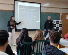 PCPR realiza palestra sobre perigos golpes na internet em escola em Colombo
