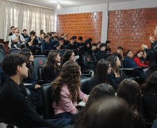 PCPR realiza palestra sobre prevenção ao uso de drogas no Colégio Nobel de Maringá