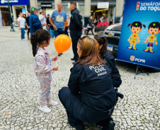 PCPR realiza ação em alusão ao Maio Laranja na rua XV de Novembro, em Curitiba